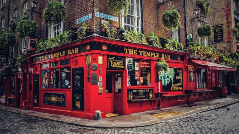 Sklenička whiskey a pinta Guinnesse