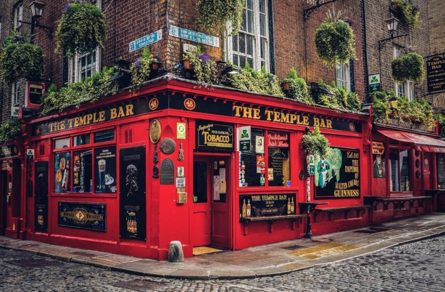 Sklenička whiskey a pinta Guinnesse